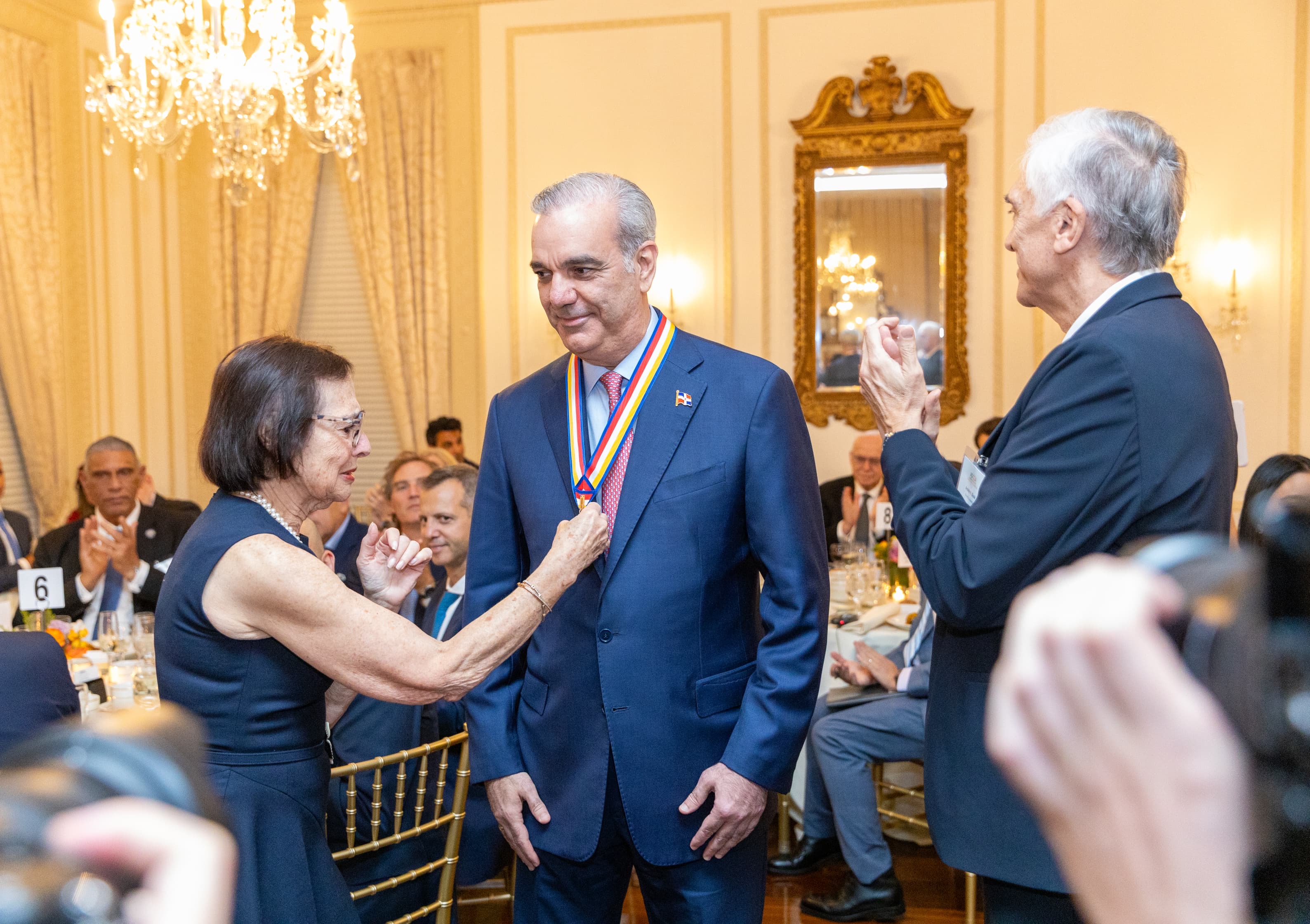 Americas Society reconoce a Abinader con su Insignia de Oro en Nueva York