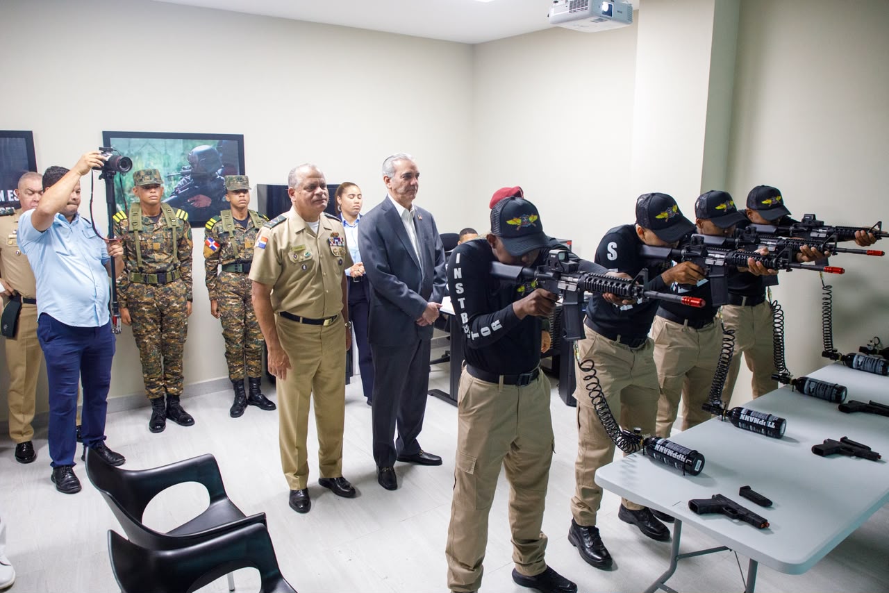 Abinader inaugura un moderno centro virtual para entrenar a las Fuerzas Armadas