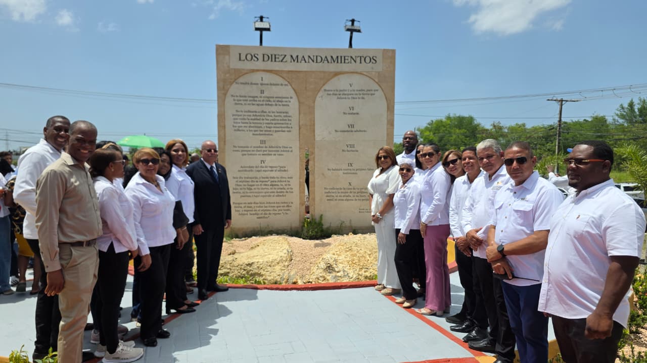 Digecac deja inaugurado el Monumento a los Diez Mandamientos en el Km.14 de la Carretera Mella