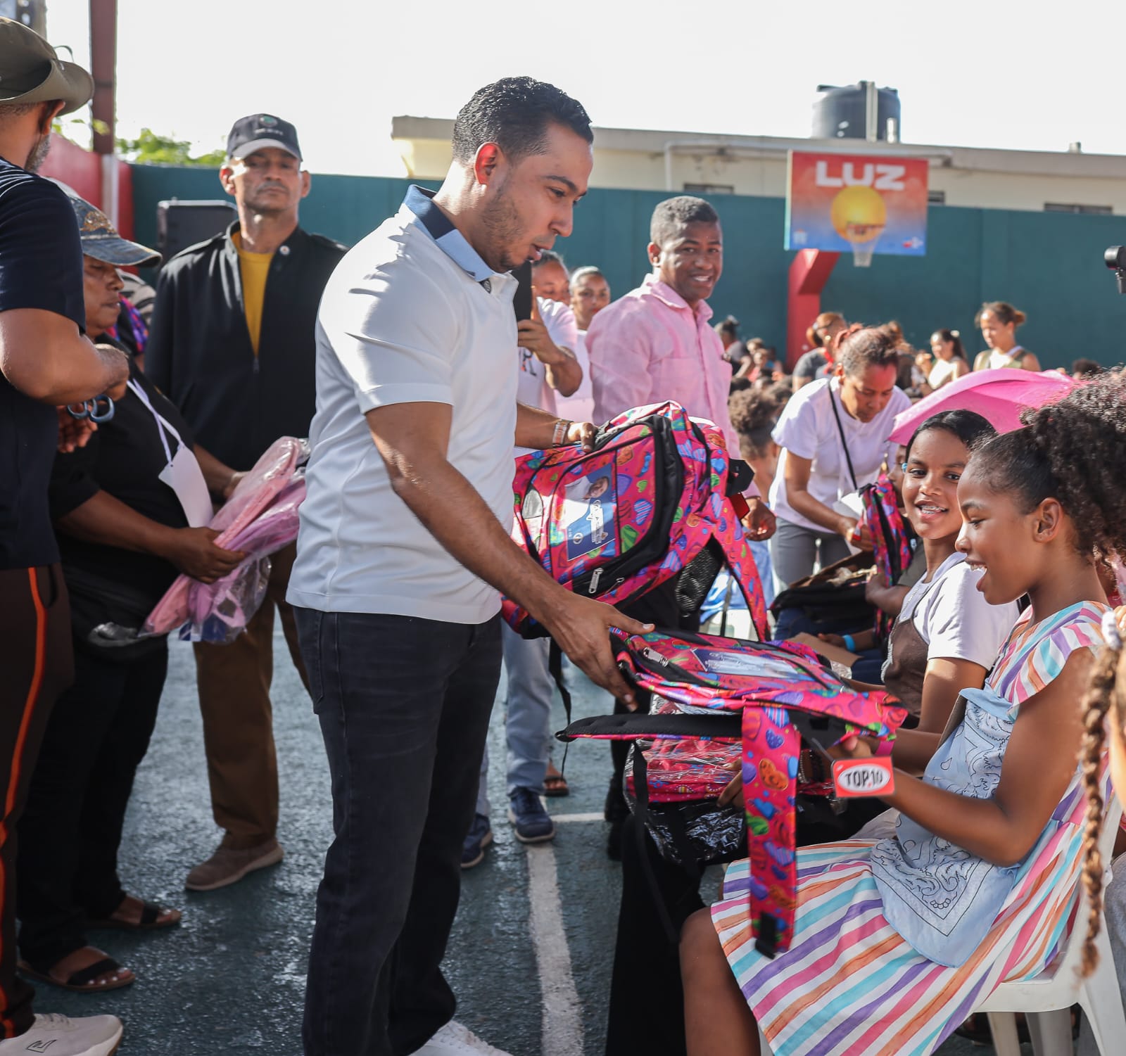 Víctor Jiménez entrega de útiles escolares